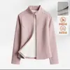 Chamarra de lana de cordero para yoga para mujer, nuevo estilo otoño/invierno, corte ajustado, top de yoga que favorece la figura con cuello alto pequeño y cierre oculto, que proporciona calor
