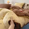 Juego de Ropa de Cama de Cuatro Piezas con Pompón y Lunares de Vellón de Leche para Invierno Funda de Edredón de Vellón de Coral Funda de Almohada Sábana Juego de Tres Piezas Espesado para Dormitorio