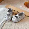 Sapatos de Princesa para Meninas 2026 Primavera/Outono Prata Estilosos Sapatos de Couro Infantis Mocassins de Solado Macio Sapatos Individuais Antiderrapantes Sapatos de Performance