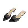 2026 Nuevo Estilo Elegante de Moda Encaje Punta Puntiaguda Sexy Tacón de Aguja Correa Única para Mujer Zapatos Chanclas de Superficie Suave Bordados para Banquetes