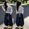 Conjunto Verão Novo Estiloso para Meninas Tamanhos Médio e Grande Infantil Camiseta Estampada Chique de Manga Curta Calça Casual Conjunto de Duas Peças Tendência