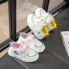 Zapatillas blancas de dibujos animados lindas para niñas, nuevo modelo primavera y otoño 2026, zapatos casuales para niños mayores, zapatillas de niña