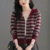 Nuevo Cárdigan de Punto con Capucha Otoño 2026 Moda Femenina Reductor de Edad Adelgazante Versátil Suéter Rayado Prenda Exterior Pequeña