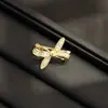 Pin de Solapa Pequeño de Lazo Exquisito Micro-Pavimentado con Circonita Chapado en Oro Pin Pequeño Versátil Accesorio Anti-Exposición para Mujeres