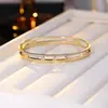 Pulsera Elegante Retro de Líneas Abiertas Escalonadas con Circonita para Mujer, Accesorio Llamativo y Único para Salidas de Fin de Semana
