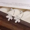 Pendientes Minimalistas de Cinco Pétalos para Mujer, Pendientes Sencillos con Cierre de Rosca, Diseño de Nicho de Lujo Ligero, Nuevos Estilos de Accesorios para Orejas