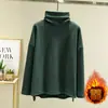 Camiseta de veludo solto de gola alta de manga comprida feminina com gola de pilha interna quente plus size Camisa de base de estilo ocidental grosso outono e inverno Top