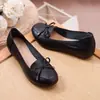 Sapatos duráveis da mãe Bai Zhenhe, couro macio, antiderrapantes, sapatos casuais femininos para meia-idade e idosos, confortáveis com laço, novo modelo para meia-idade