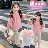 Conjunto de Camisa Rosa e Calça de Bolinhas Estilo Coreano para Meninas Primavera/Outono 2026 Nova Moda Infantil Conjunto Elegante de Duas Peças para Menininhas