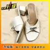 Pantuflas de moda con tacón grueso para mujer, nuevo estilo verano 2026, hebilla dorada pequeña, versión coreana, sandalias de playa de suela suave para uso en exteriores