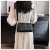 As bolsas populares deste ano para mulheres, versáteis para a primavera e o verão de 2025, novo estilo, sensação de alta qualidade, alça larga, de ombro único, bolsa transversal, bolsa quadrada pequena mais vendida