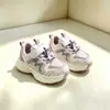Novo modelo de primavera para meninos, tênis esportivos, sapatos de pai infantis respiráveis em malha, sapatos casuais para bebês, tênis de corrida para meninas de 3 anos