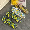 Em estoque chinelos masculinos para uso ao ar livre personalizados chinelos de praia sandálias masculinas personalizadas para estudantes antiderrapantes