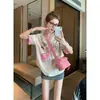 Camiseta Manga Curta Cartoon Rosa para Mulheres 2025 Novo Verão Cor Contrastante Casual Versátil Top de Manga Meia Alta High-End