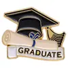 Novos Produtos de Comércio Exterior para a Temporada de Formaturas: Broches de Liga para Capelos de Formatura, Livros, Letras em Inglês, Roupas, Bolsas, Insígnias de Lembrança