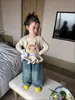 Traje de Niña 26 Otoño Nuevo Estilo Coreano Dibujos Animados Lindo Conjunto de Moda Cárdigan Niña Bebé Jeans de Pierna Ancha Comercio Exterior