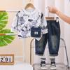 Roupa infantil para meninos, conjunto de primavera e outono 2024, nova versão coreana de jeans com bolso de urso, conjunto de duas peças para bebê, primeira geração de cabelo