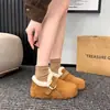 Botas de neve curtas estilo Birkenstock com sola grossa para mulheres, forradas com fleece para aquecimento, design de calçar, que aumenta a altura, nova coleção outono/inverno 2026, sapatos fofos de algodão