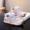 Sapatos Infantis Meninos 2026 Verão Novidades Tênis Casuais Esportivos para Crianças Adolescentes Vazados Fivela Rotativa Antiderrapantes Sapatos de Pai
