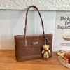 Bolsa de Gran Capacidad Transfronteriza para Mujer Verano 2026 Nuevo Versátil Moda Hombro Único Tendencia Viaje Diario Retro Casual Bolso Tote