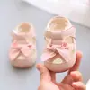 Nuevos Zapatos de Bebé y Niño Pequeño Primavera/Verano 2026 con Decoración de Muñeca, Zapatos Pequeños de Cuero para Niñas con Punta Cerrada y Suela Suave, Zapatos para Niños