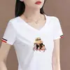 Camiseta Branca Casual Tendência deste Ano para Mulheres, Gola V, Manga Curta, com Estampa de Urso, Rejuvenescedora, Versátil