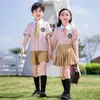 Uniforme de Verão para Jardim de Infância Conjunto de Manga Curta Uniforme de Escola Primária Uniforme da Turma de Formatura Pode Personalizar Logo Qiong