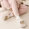 Chinelos de Inverno Femininos 2025 Novo Estilo Antibacteriano Casa Quente Chinelos de Pelúcia Confortáveis para Uso Doméstico Inverno Masculino