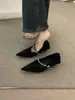 Sapatos de outono femininos estilo francês elegantes de bico fino e salto médio com detalhe de corrente café, adequados para o trabalho, sapatos de vovó