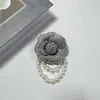 Broche de flor de camelia y perla estilo Chanel, pin de tela tridimensional, accesorio de alta gama, venta al por mayor