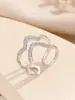 Anillo de Luz de Zirconia Incrustada en Oro Real Chapado en Cobre Transfronterizo Europeo y Americano Lujo Ligero Sensación de Alta Gama Anillo para el Dedo Joyería de Mano Versátil Fabricante Venta al por Mayor en Stock