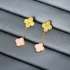 Nuevo Collar de Acero de Titanio con Trébol de Cuatro Hojas de Oro de 18 Quilates Conjunto de Tres Piezas de Collar, Pulsera y Pendientes de Flor de Cuatro Hojas para Mujer Collar de Nácar Venta al por Mayor