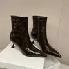 Botas femininas de couro envernizado de cano curto e corte justo, com bico fino, zíper lateral e um design moderno, perfeitas para o outono. Disponível no tamanho 40
