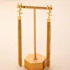 Brincos de Corrente Ys com Pingente da Sagrada Família, com uma Vibração Cool e Elegante, Design Minimalista Fashion Dourado, Brincos de Tarraxa com Pedras de Diamante, Superfície Lisa, Luxo Leve