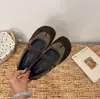 Correa cruzada de fondo suave para el viento 2026 zapatos de ballet de moda con punta dividida Mary Janes zapatos de un solo color fondo plano pezuña de cerdo sintética esmerilada