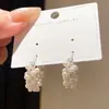 Brincos cluster de pérolas e flores estilo francês, doces e elegantes, com detalhes em zircônia cúbica, oferecendo um toque de luxo e sofisticação, com um design vintage e um estilo único e moderno.