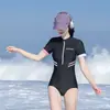Novo Estilo Conservador Manga Curta Gola Alta Zíper Esportivo Secagem Rápida Peça Única Traje de Natação de Corrida para Mulheres Piscina