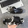 En el verano de 2024, la nueva tendencia de combinación de colores para hombres es usar chanclas de una tira para comercio exterior, sensación de pisar excremento, chanclas de una tira con tinte tie-dye