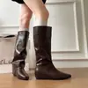 Botas Longas Apontadas com Fivela Retro Aumento Interno de Altura Femininas 2026 Novo Design Outono Inverno Botas com Salto Bloco Botas Longas de Equitação