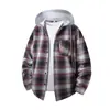 2026 Nueva Camisa de Manga Larga a Cuadros para Hombre Estilo Hong Kong Marca de Moda Tendencia Moda Holgada con Capucha y un Bolsillo Camisa para Hombre