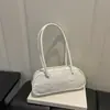 Bolsa baguette versátil, de ombro e sob o braço, com design de nicho novo e elegante para o outono de 2026, laqueada e moderna