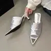 Sandálias Chuyuji estilo coreano, bico fino, sem fecho, para mulheres, verão 2026, adequadas para uso ao ar livre, com saltos finos e design plissado, estilosas e elegantes, para combinar com saias.