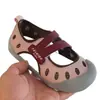 Nuevas Sandalias de Medio Uso para Niños Primavera/Verano Moda de Velcro Unisex Zapatos Cerrados en la Punta Perforados Deportivos Casuales