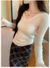 Camisa base versátil de veludo estilo coreano, macia e elegante, decote V, corte justo, para mulheres, suéter de malha, camada base da moda