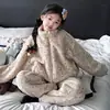 Pijama de fleece coral para meninas pode ser usado fora, novo conjunto de flanela infantil para outono e inverno, roupas caseiras espessadas com forro de fleece para meninas