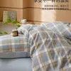 Juego de ropa de cama de cuatro piezas de algodón puro a cuadros simple con funda de edredón para dormitorio de estudiante masculino, juego de ropa de cama de algodón lavado de algodón completo con juego de sábanas de tres piezas