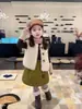 Novo conjunto de inverno para meninas 2026: colete estiloso de lã de cordeiro, segunda pele quente estilo coreano para bebê e meia-saia acolchoada