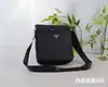 Bolso de Hombro Cruzado P Lada para Hombre de Nailon Regenerado y Cuero Bolso Mensajero con Solapa Foto Real