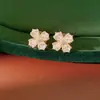 Aretes de flor de circonita dorados enchapados en oro real para mujeres sin perforaciones, aretes versátiles para uso diario con un toque de lujo ligero y sensación de alta gama