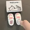 Pantufas de pelúcia macias e fofas em formato de porco com laço rosa tridimensional, de algodão, para mulheres, uso doméstico outono e inverno 2026, com sola grossa, antiderrapantes, de bico fechado e peludas